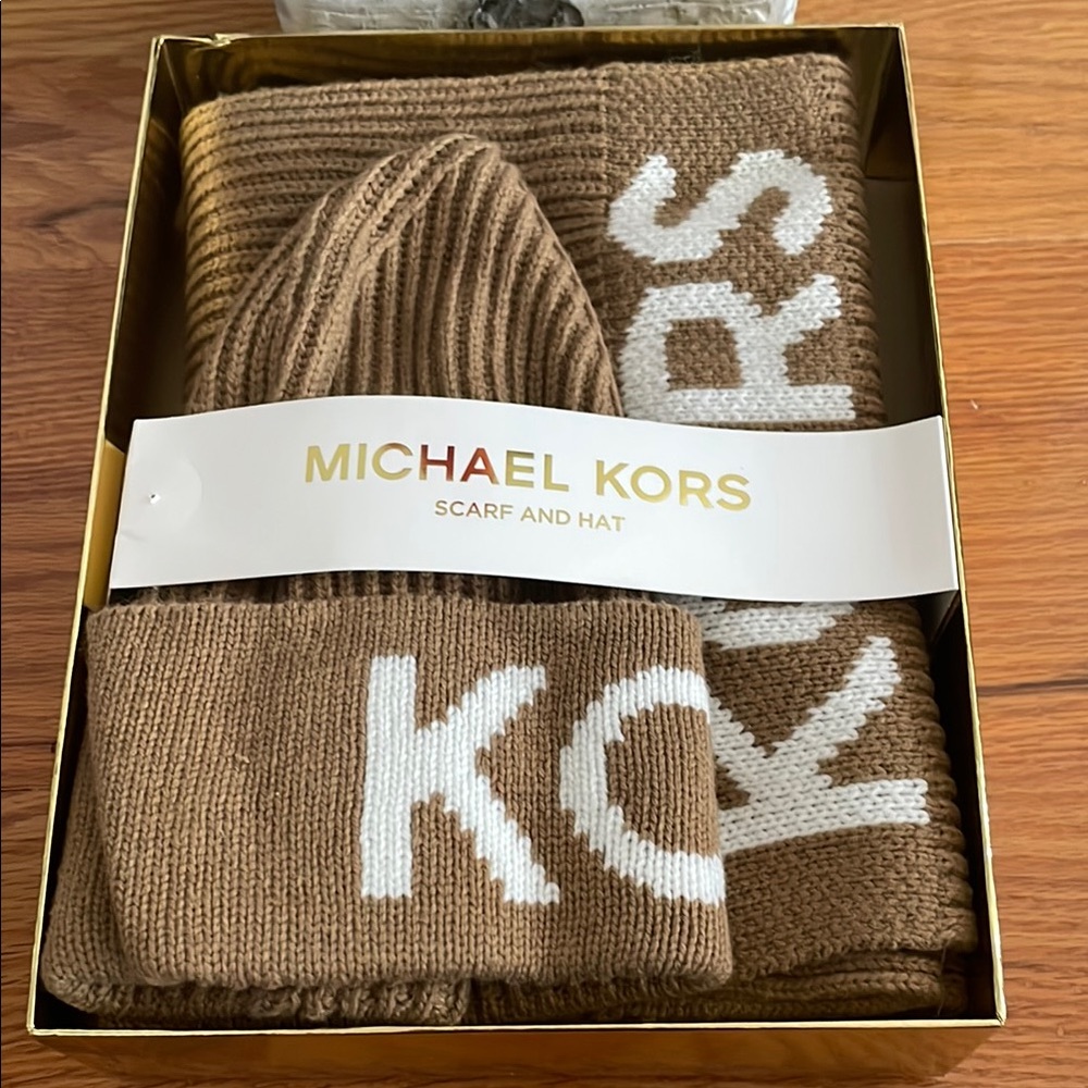 Michael Kors Tan Scarf‎ and Hat Set